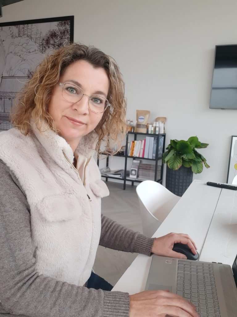 Sandra achter haar laptop